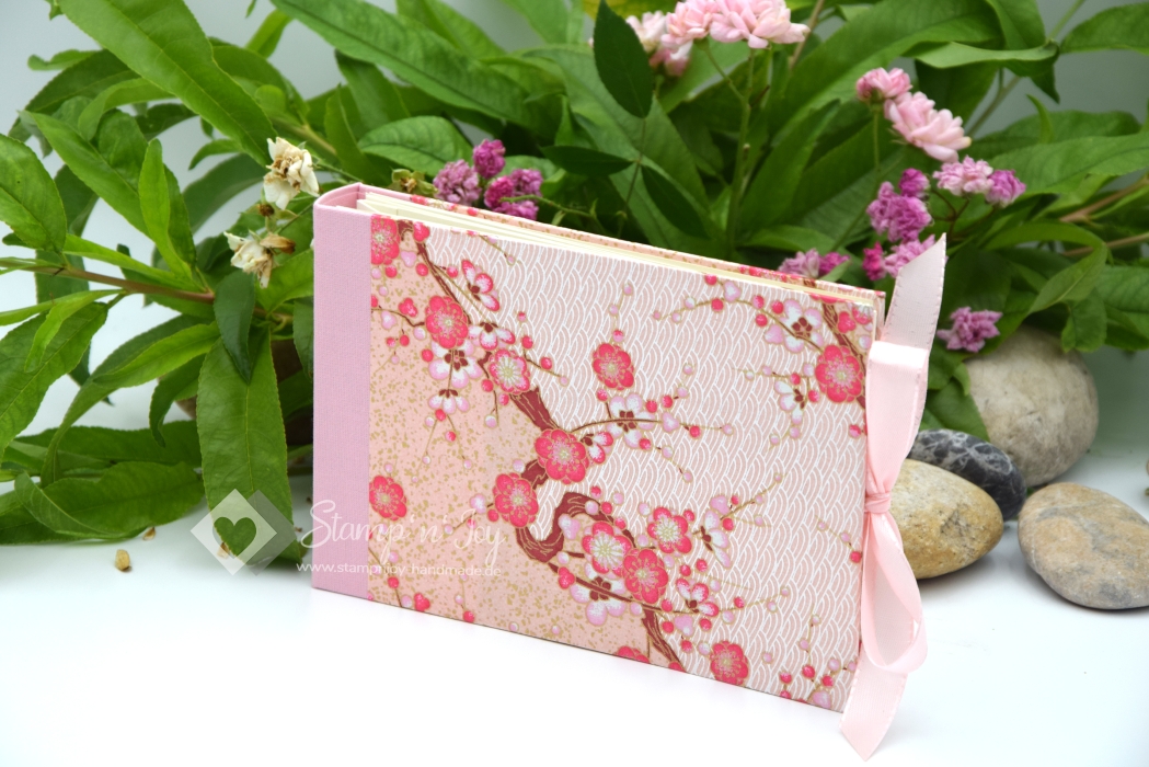 Preview: Leporello Album ca. 19,0x12,5x3,0 cm mit Verschlussschleife | Einband Japanpapier Chiyogami Blüten | rosa/ pink | Art. Nr. 97210301